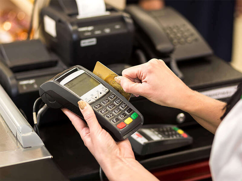 Cách cà thẻ tín dụng trên máy POS