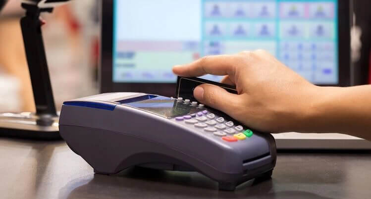 Không nên quẹt thẻ khi đang nợ thẻ tín dụng
