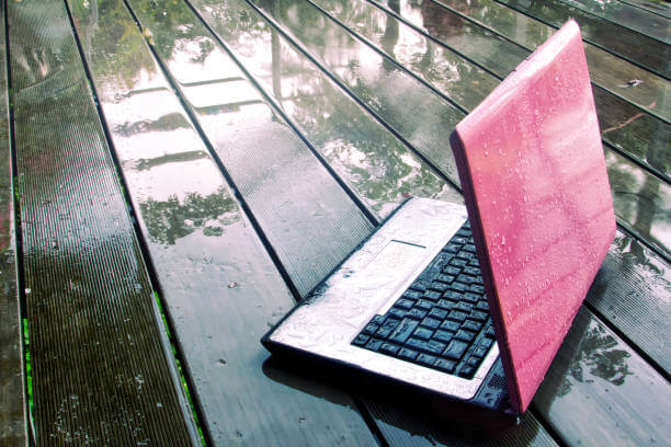 Laptop để ngoài mưa